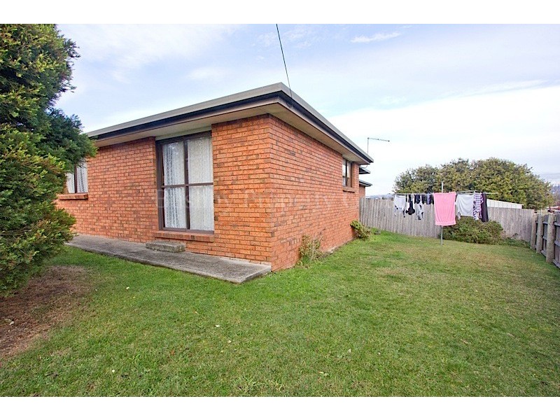 1/4 Bill Grove, Mowbray TAS 7248