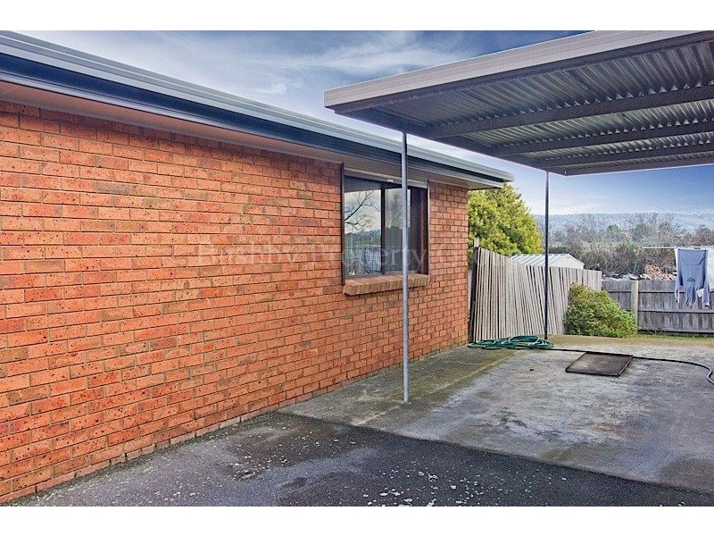 1/4 Bill Grove, Mowbray TAS 7248