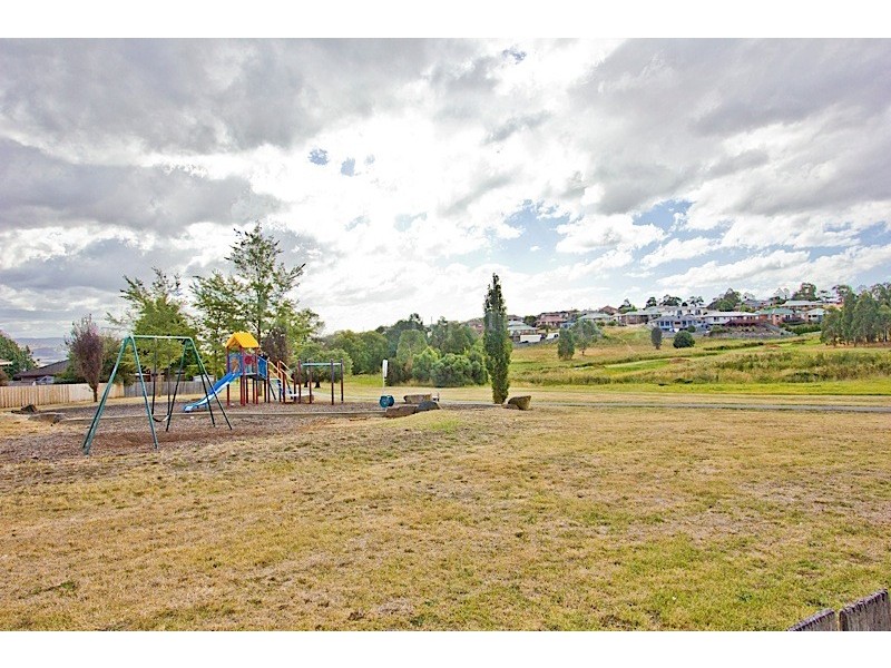 2/12 Bishops Drive, Newnham TAS 7248