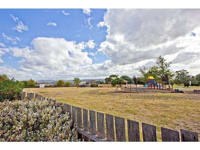 2/12 Bishops Drive, Newnham TAS 7248