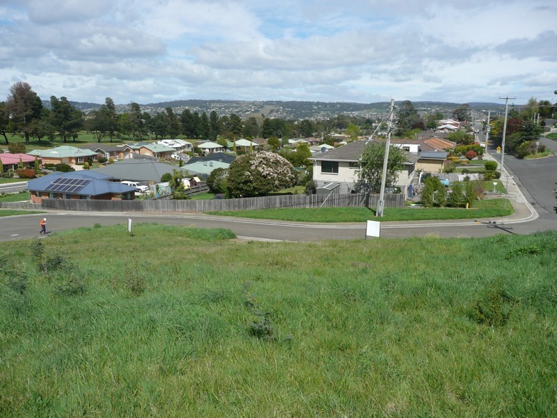 8 Meadowbank Road, Newnham TAS 7248