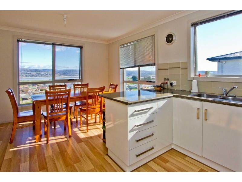 2/24 Roberts Crescent, Newnham TAS 7248