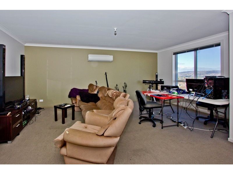 2/24 Roberts Crescent, Newnham TAS 7248