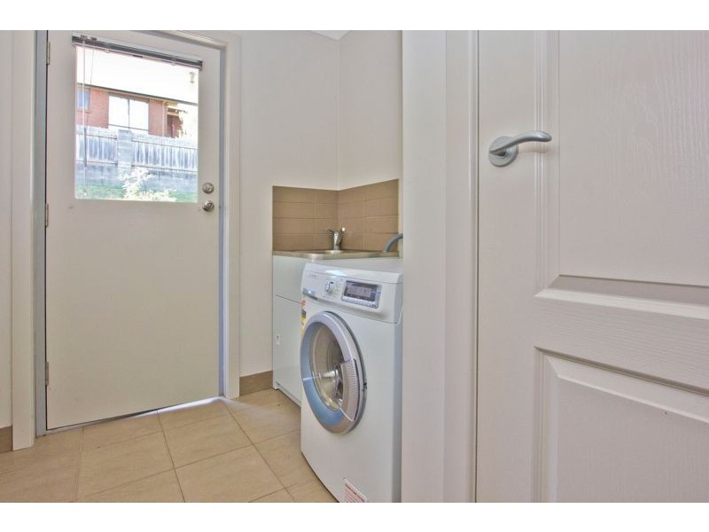 2/24 Roberts Crescent, Newnham TAS 7248