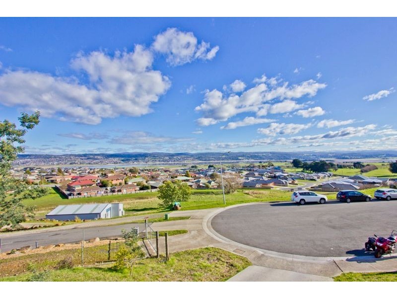 2/24 Roberts Crescent, Newnham TAS 7248