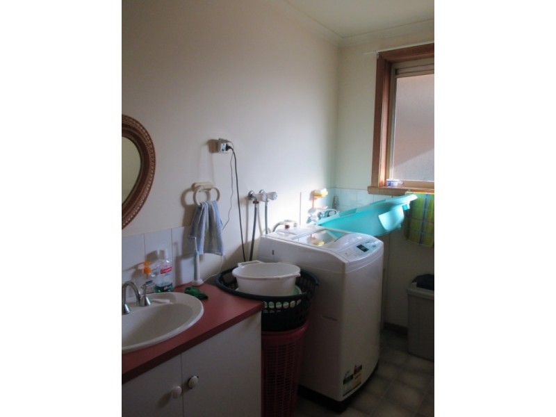 2/2 Roger Retreat, Newnham TAS 7248