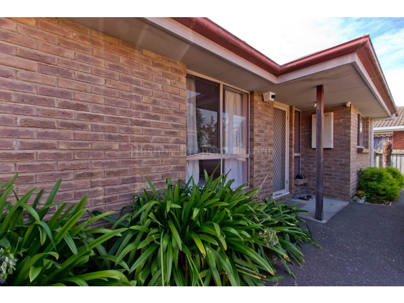 2/4 Roger Retreat, Newnham TAS 7248