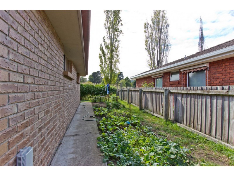 2/4 Roger Retreat, Newnham TAS 7248