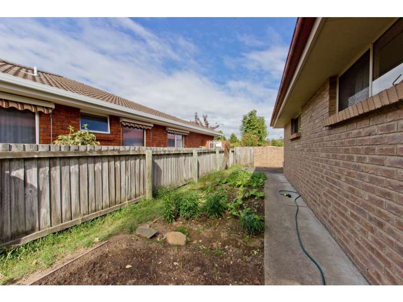 2/4 Roger Retreat, Newnham TAS 7248