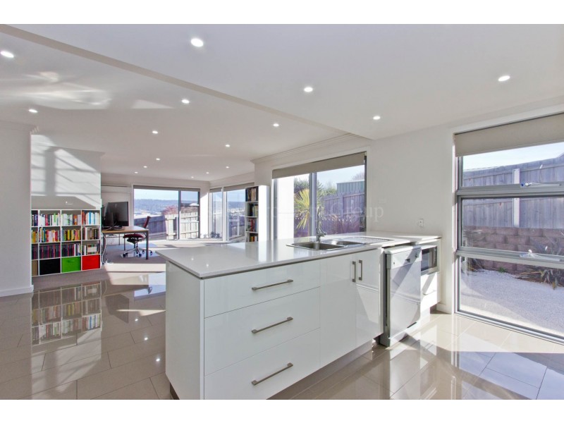 2/161 Alanvale Road, Newnham TAS 7248