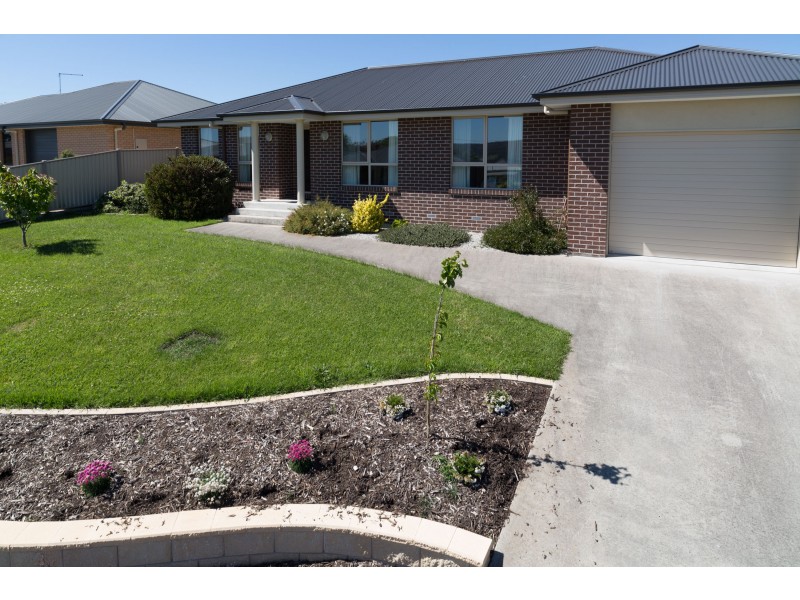 18 Dafnis Drive, Newnham TAS 7248