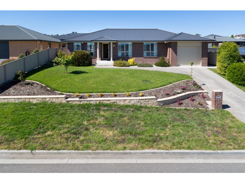 18 Dafnis Drive, Newnham TAS 7248