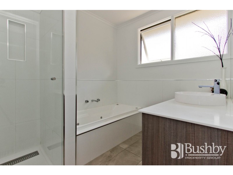 17 Helenwood Grove, Newnham TAS 7248