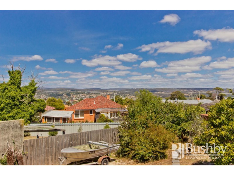 17 Helenwood Grove, Newnham TAS 7248