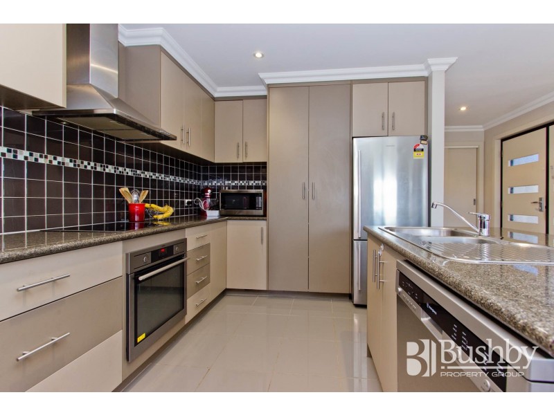 2/8 Sarinda Close, Newnham TAS 7248
