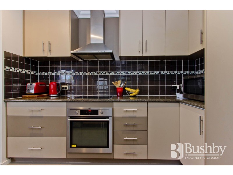 2/8 Sarinda Close, Newnham TAS 7248