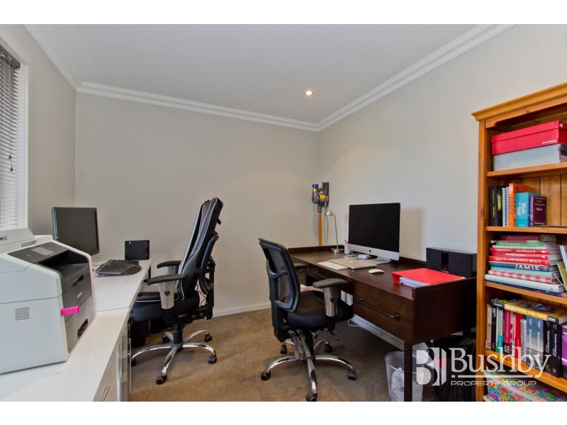 2/8 Sarinda Close, Newnham TAS 7248