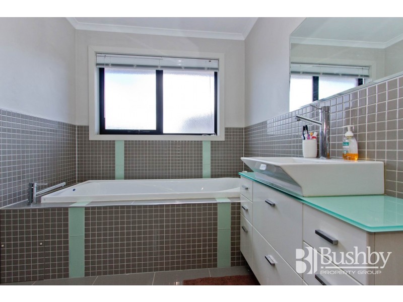 2/8 Sarinda Close, Newnham TAS 7248