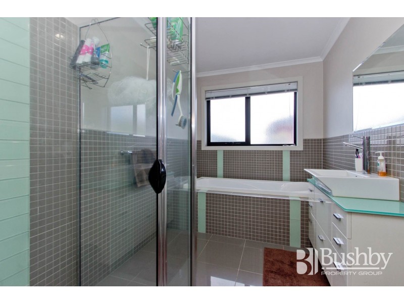2/8 Sarinda Close, Newnham TAS 7248