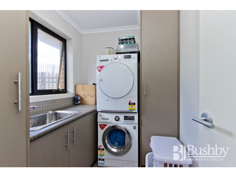 2/8 Sarinda Close, Newnham TAS 7248