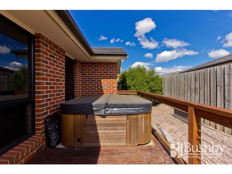2/8 Sarinda Close, Newnham TAS 7248