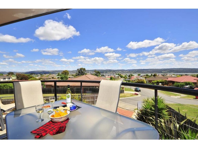 1 & 2/15 Rothesay Close, Newnham TAS 7248