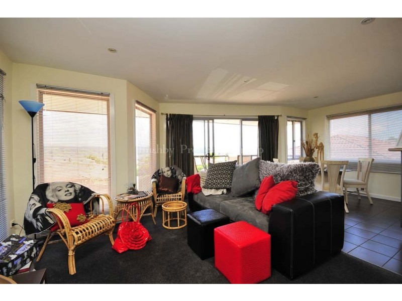 1 & 2/15 Rothesay Close, Newnham TAS 7248