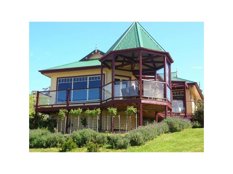 77 Flinders Street – Wonderful River and Mountain Views, Beauty Point TAS 7270