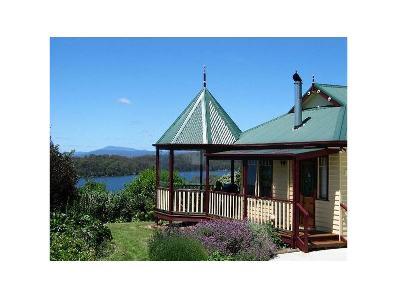 77 Flinders Street – Wonderful River and Mountain Views, Beauty Point TAS 7270
