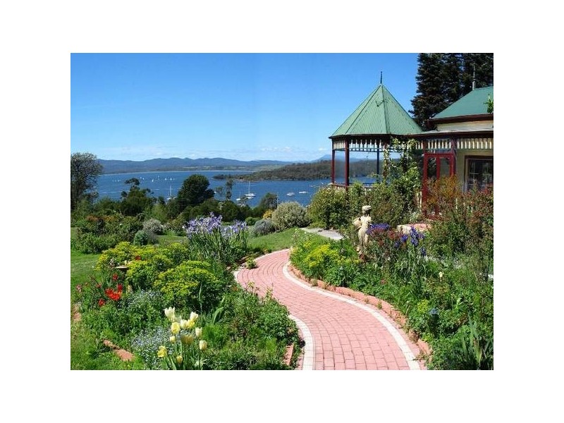 77 Flinders Str.
Wonderful River and Mountain Views, Beauty Point TAS 7270