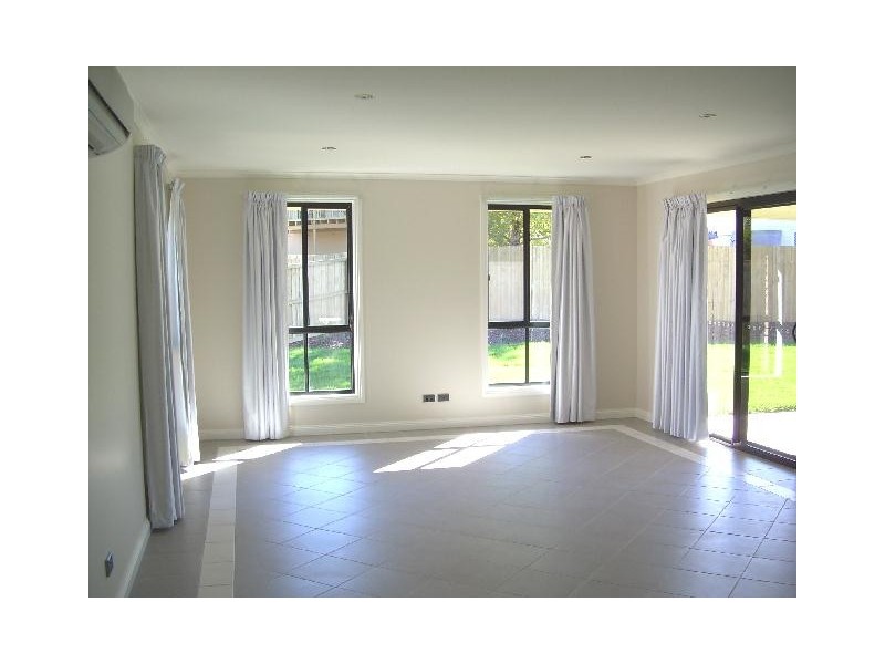 6 Grange Court, Newnham TAS 7248