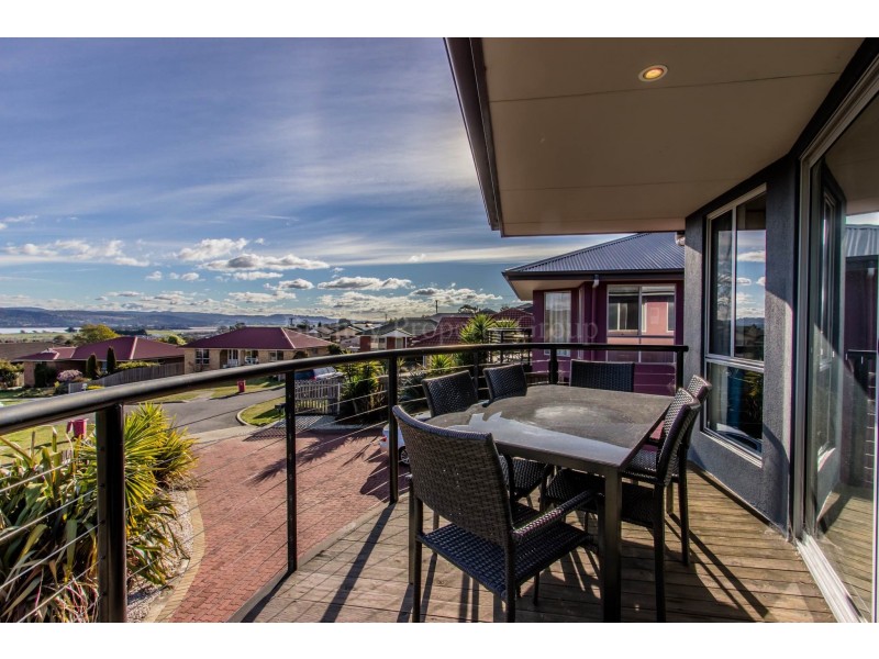 2/15 Rothesay Close, Newnham TAS 7248
