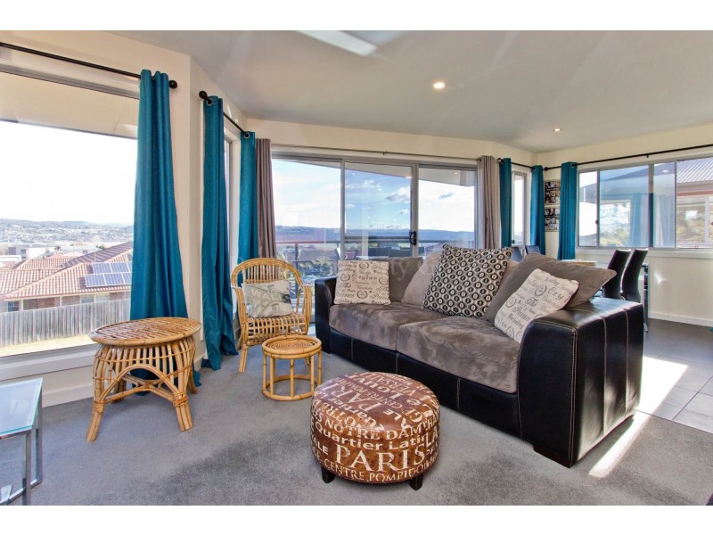 2/15 Rothesay Close, Newnham TAS 7248