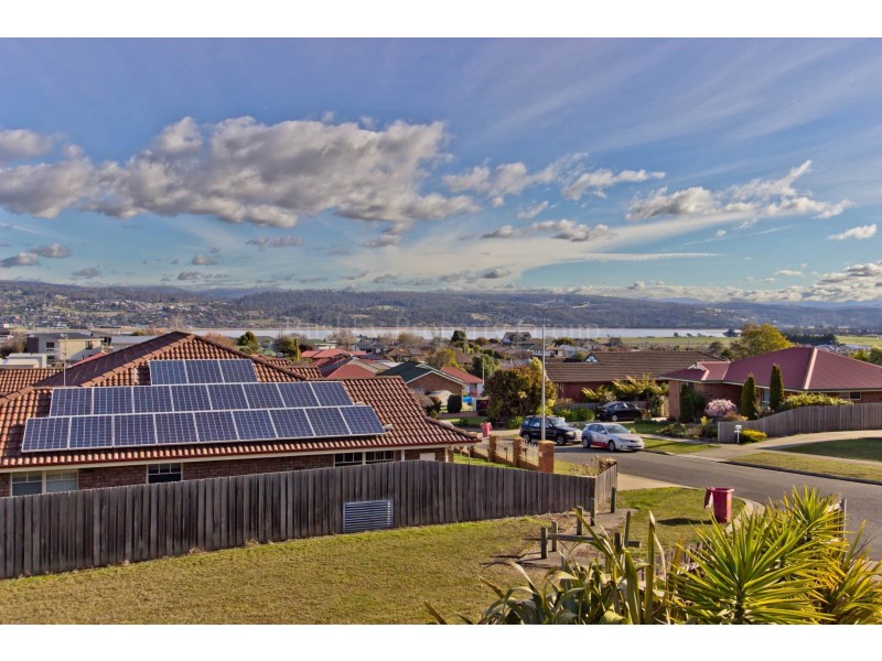 2/15 Rothesay Close, Newnham TAS 7248