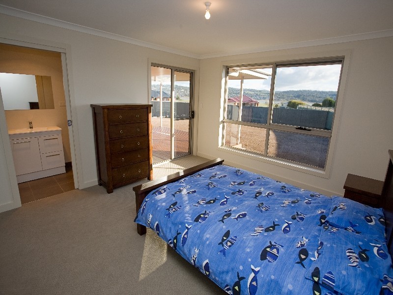 5 Adloch Place, Newnham TAS 7248