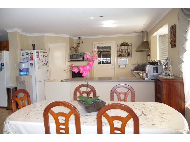 8 Syme Road, Alexander Heights WA 6064