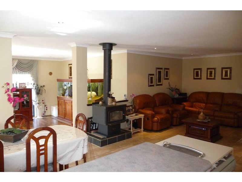 8 Syme Road, Alexander Heights WA 6064