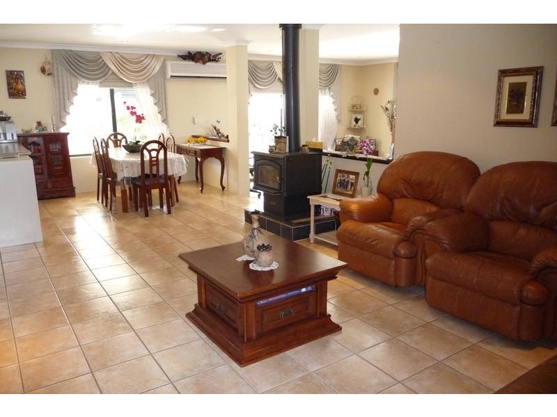 8 Syme Road, Alexander Heights WA 6064