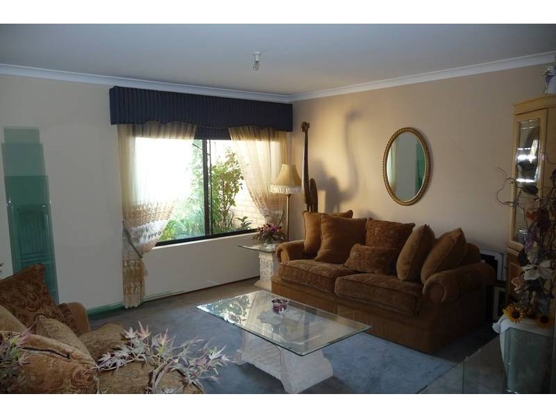 8 Syme Road, Alexander Heights WA 6064