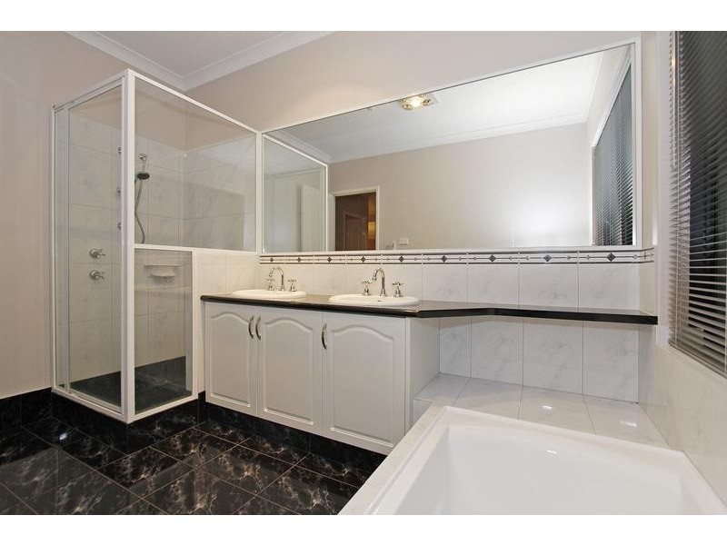 25 Whitehart Ent, Aveley WA 6069