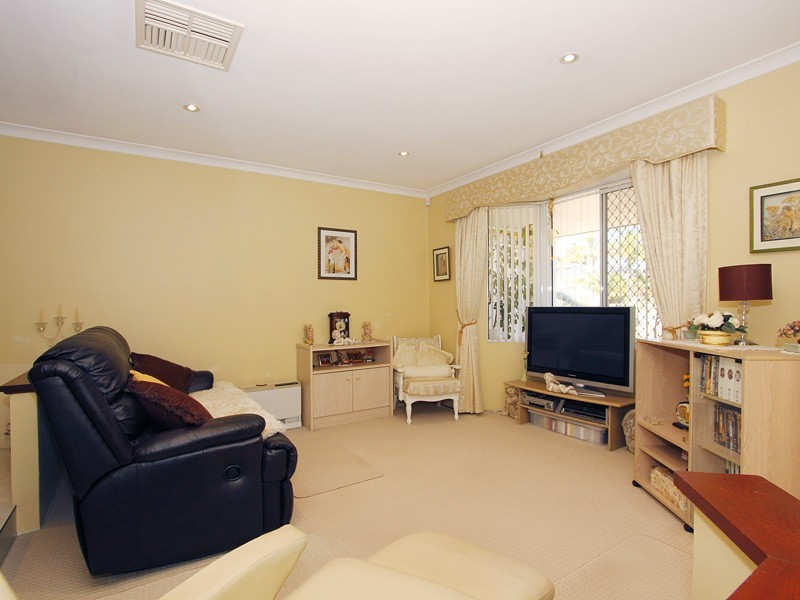 9 Drevon Place, Marangaroo WA 6064