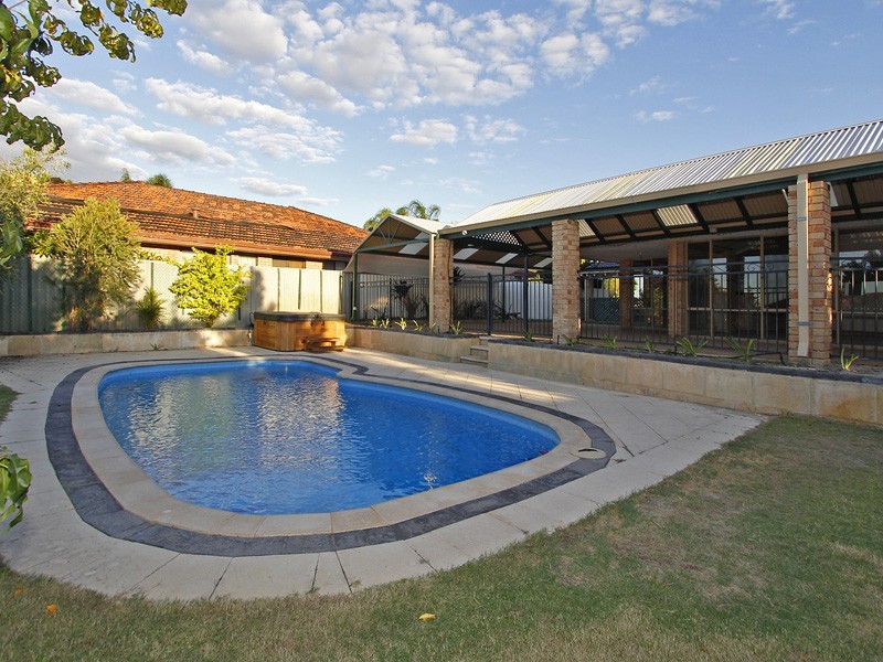 1 Woodspring Grove, Ballajura WA 6066