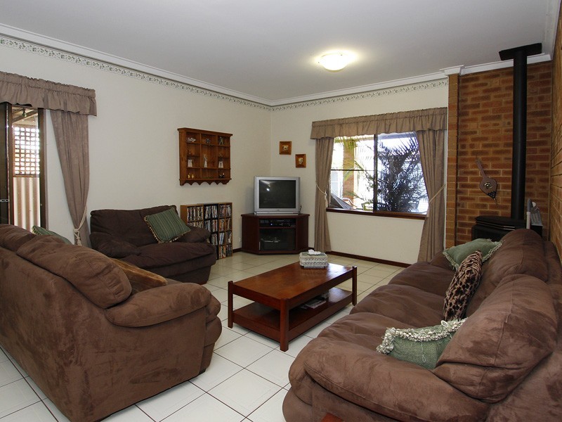 28 Leicester Square, Alexander Heights WA 6064