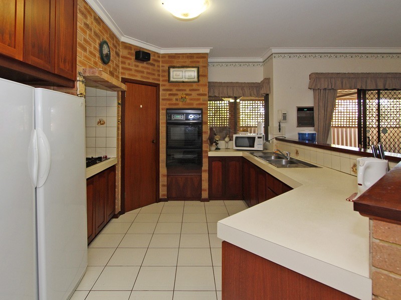 28 Leicester Square, Alexander Heights WA 6064