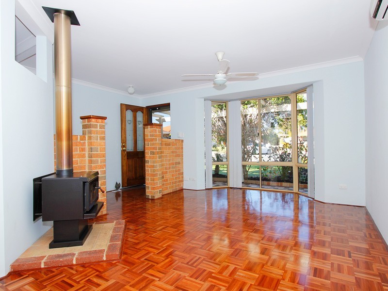 7 Redwood Court, Alexander Heights WA 6064