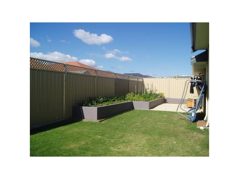 19 Evandale Rd, Darch WA 6065