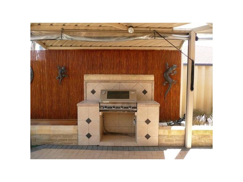 15 FAIRPARK RETREAT, Landsdale WA 6065