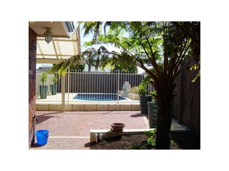 16 BROOKWAY RETREAT, Landsdale WA 6065