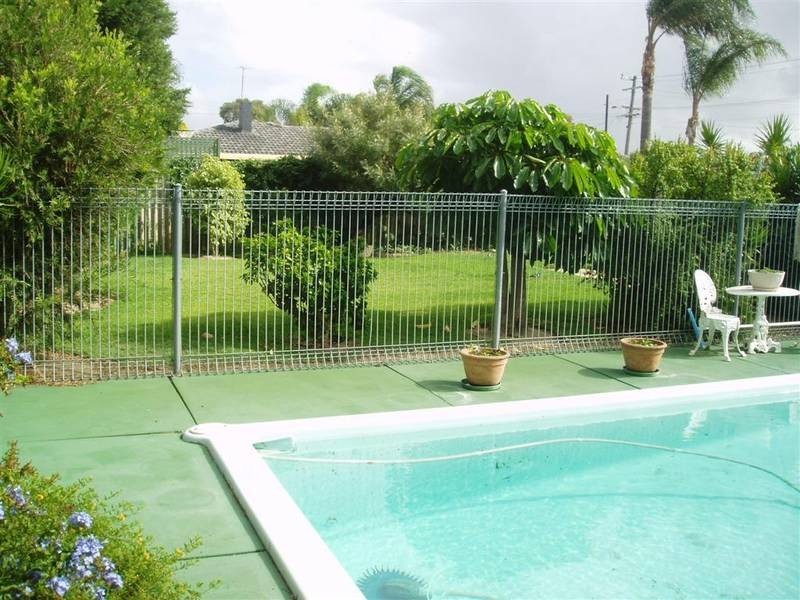 4 Nanovich Ave, Girrawheen WA 6064