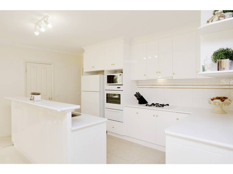 34 Cameron Crescent, Lara VIC 3212